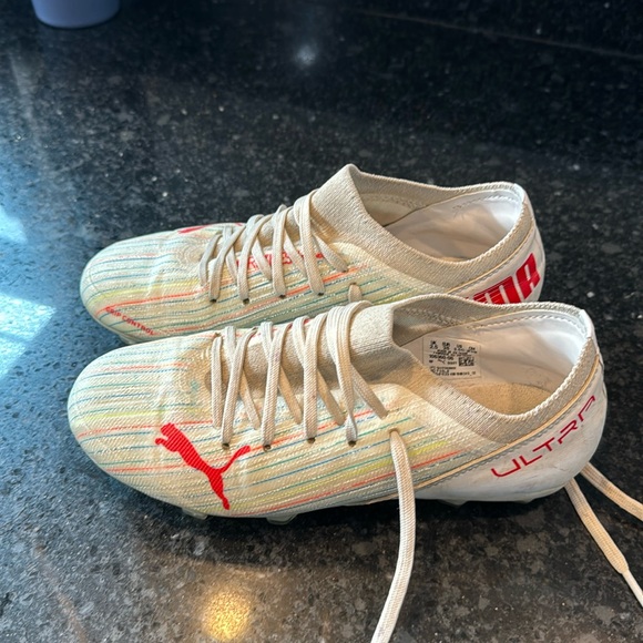 Kid’s cleats - Picture 1 of 6